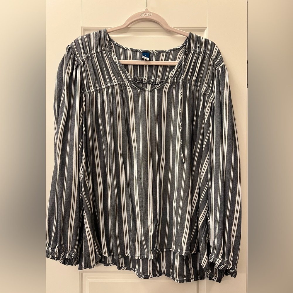 Old Navy poet’s top- XL- NWOT